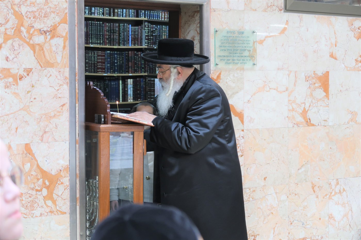 האדמו"ר מדושינסקיא בהדלקת נרות חנוכה 