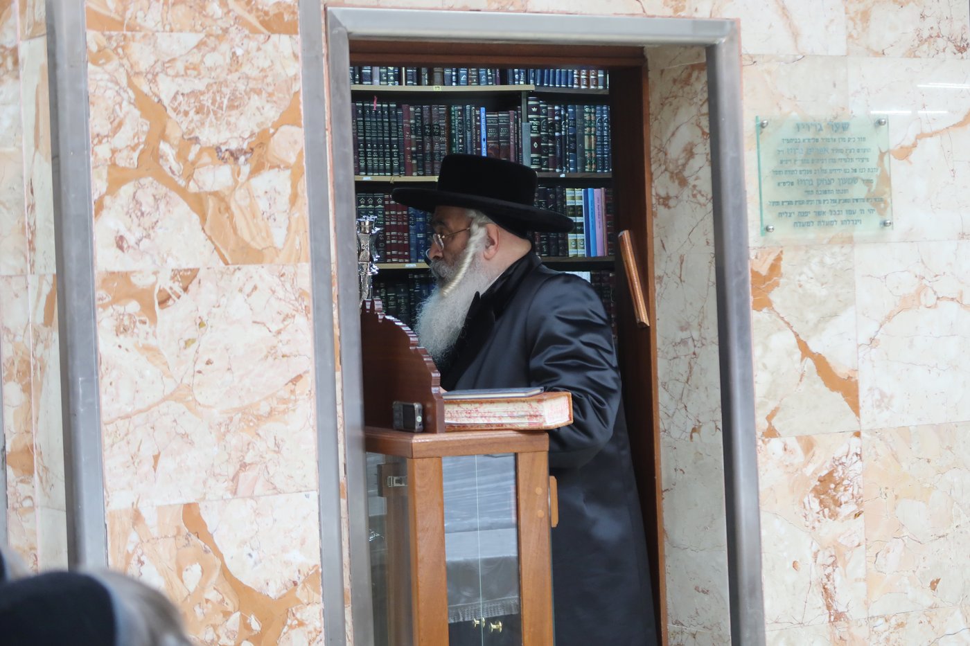 האדמו"ר מדושינסקיא בהדלקת נרות חנוכה 