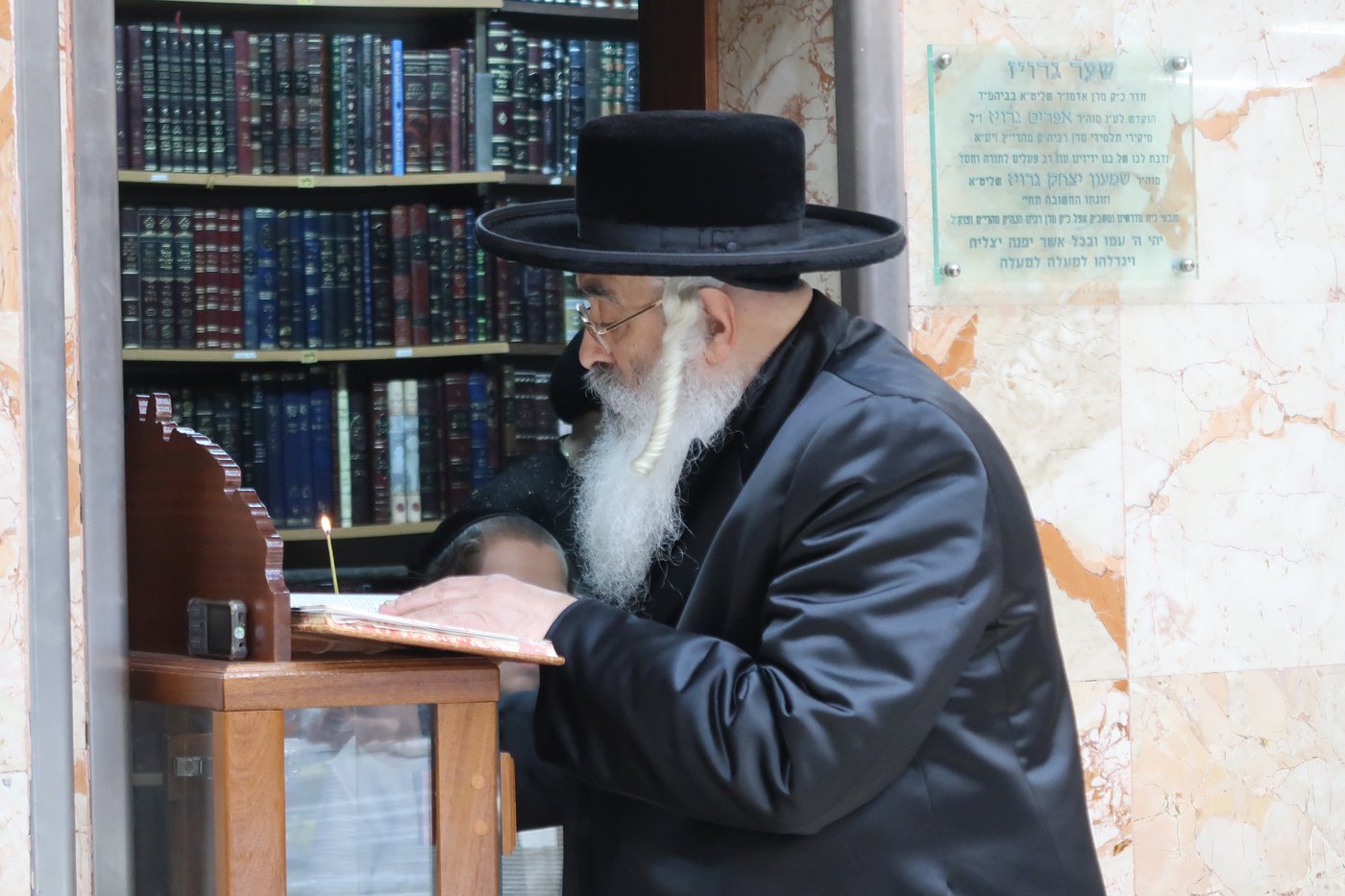 האדמו"ר מדושינסקיא בהדלקת נרות חנוכה 