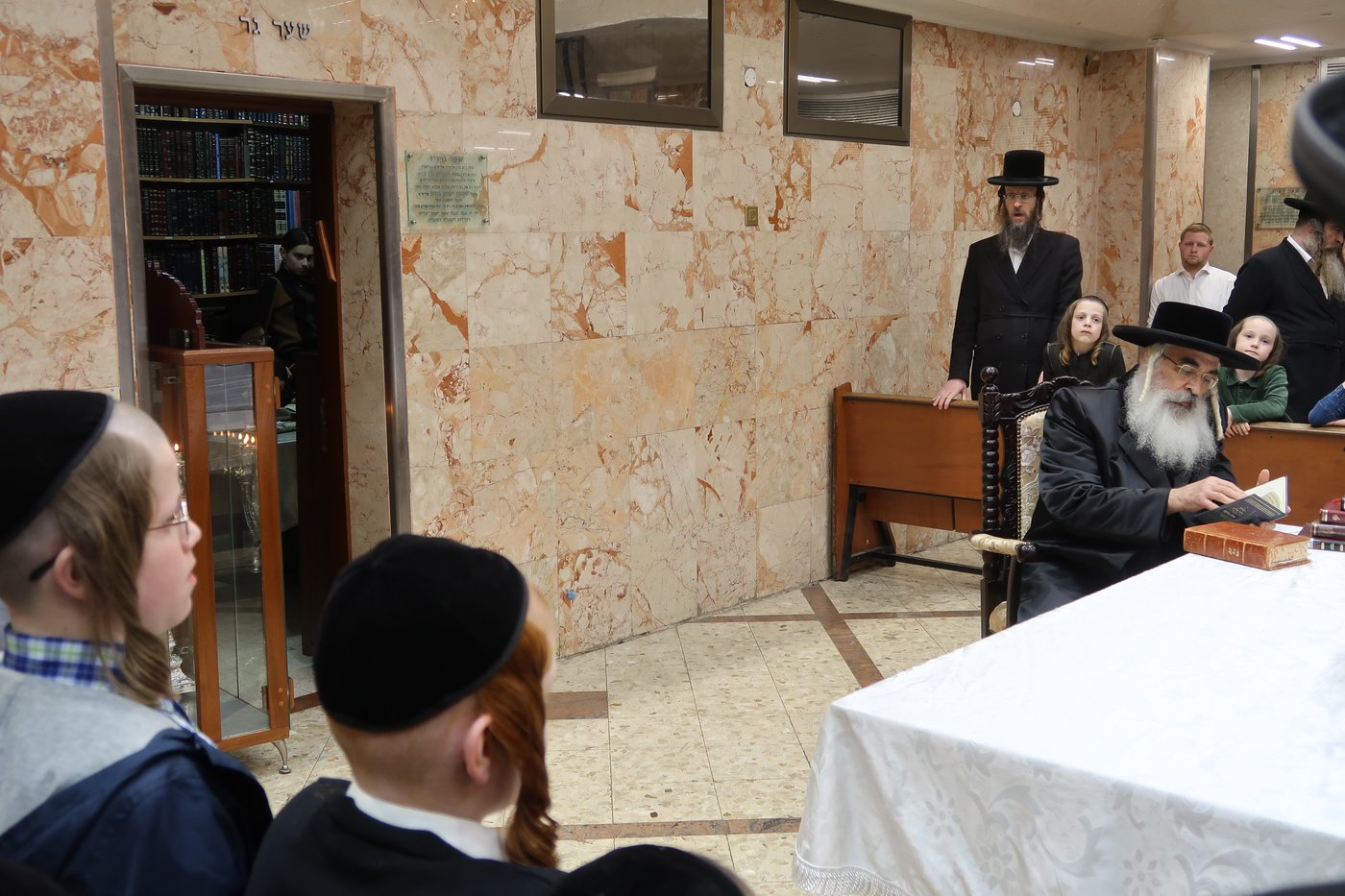 האדמו"ר מדושינסקיא בהדלקת נרות חנוכה 