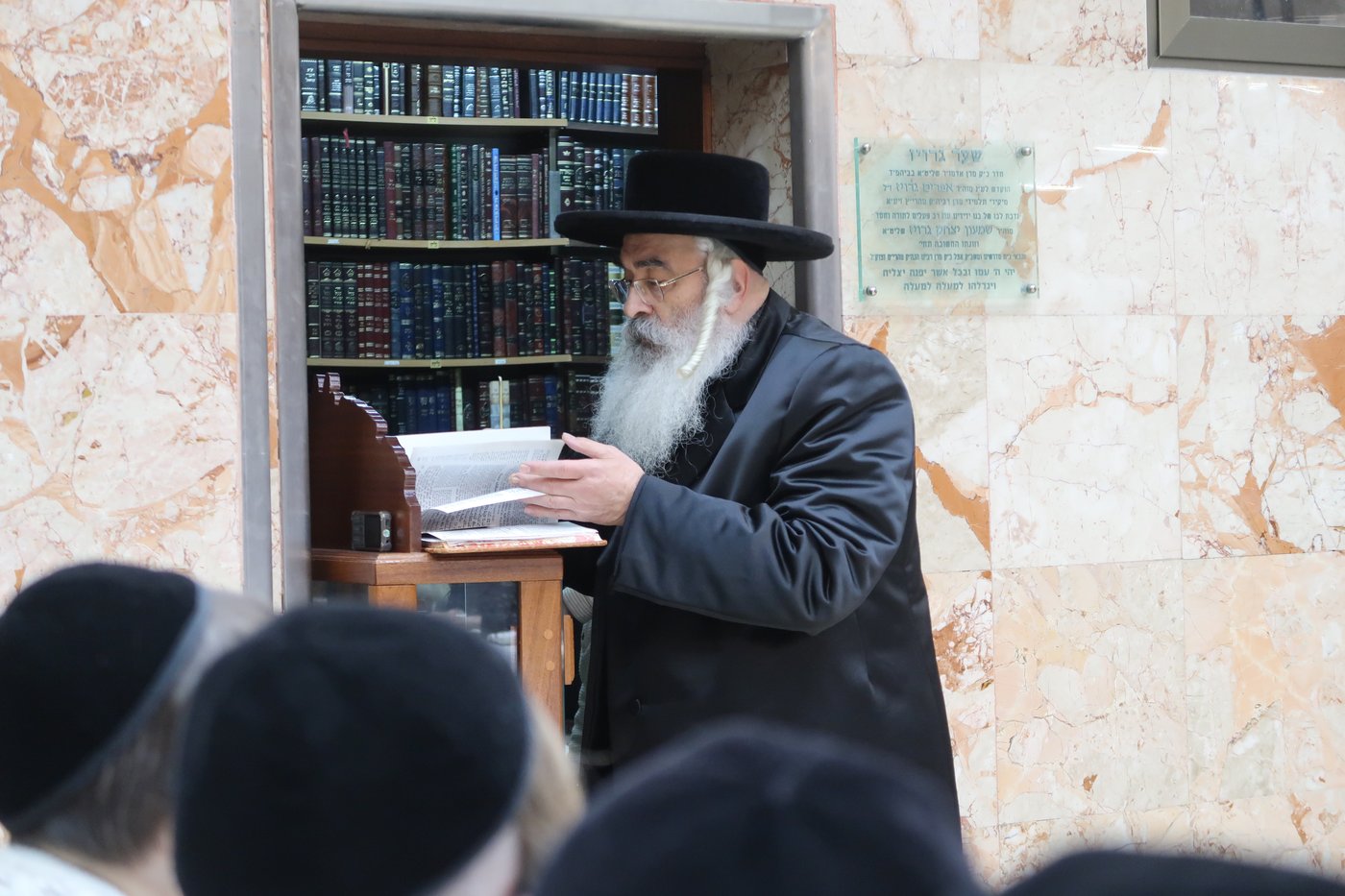 האדמו"ר מדושינסקיא בהדלקת נרות חנוכה 