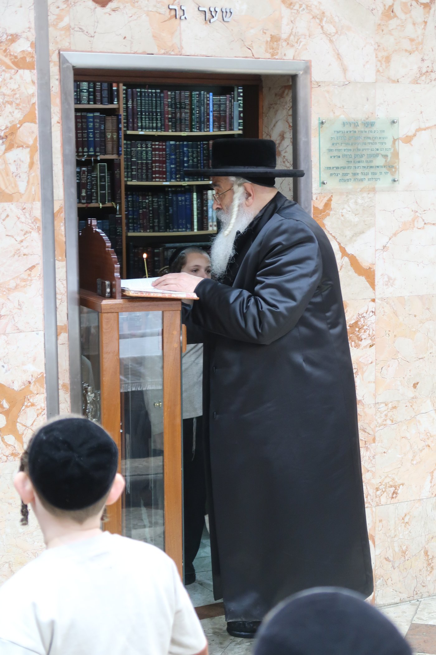 האדמו"ר מדושינסקיא בהדלקת נרות חנוכה 