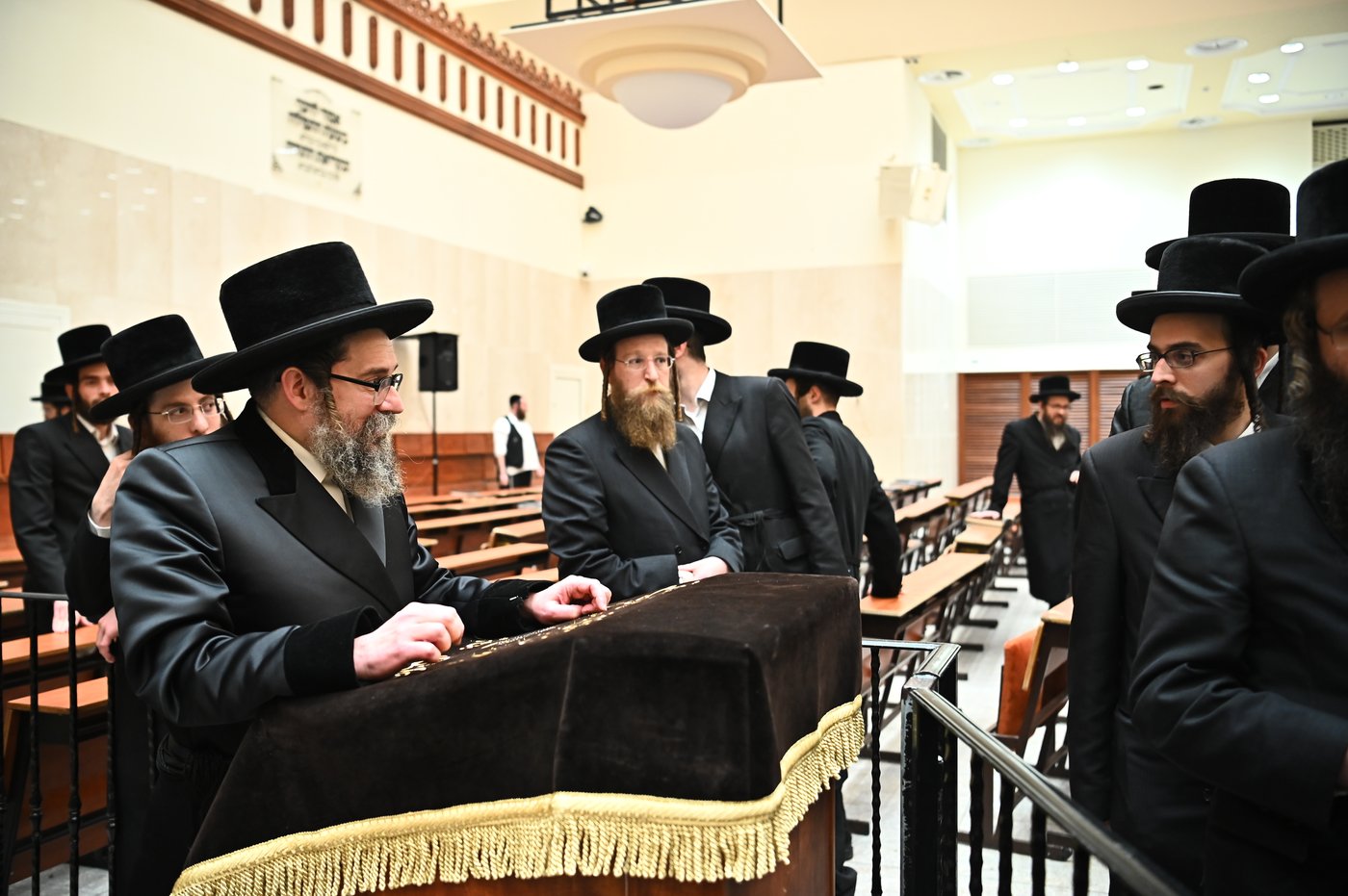 האדמו"ר מסקולען בשיעור בענייני שובבי"ם בביהמ"ד ויז'ניץ