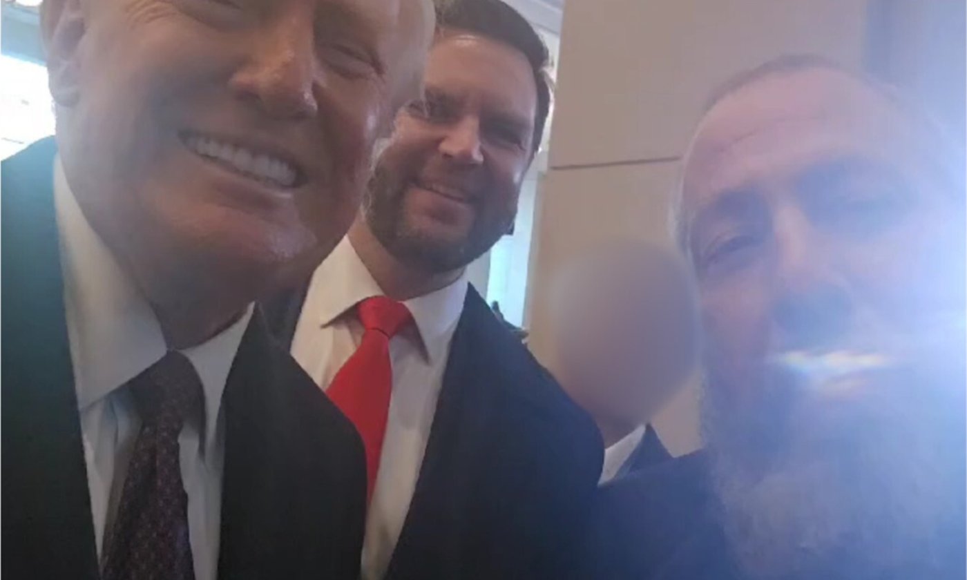 ביום ההשבעה: העסקן הבנש"ק זכה לתמונה נדירה עם הנשיא טראמפ