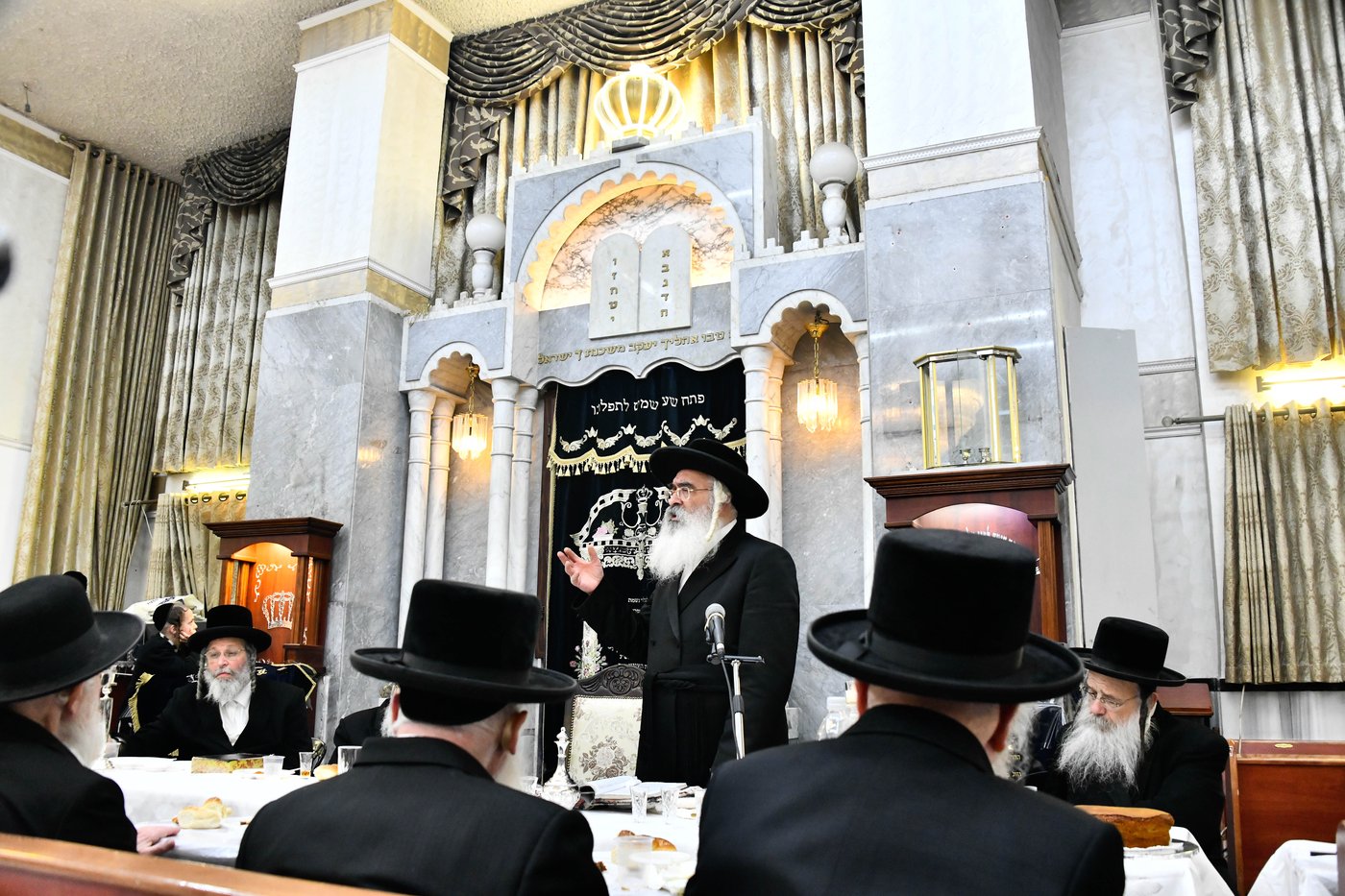 האדמו"ר מדושינסקיא בקביעת מזוזה וסעודת ראש חודש בבני ברק