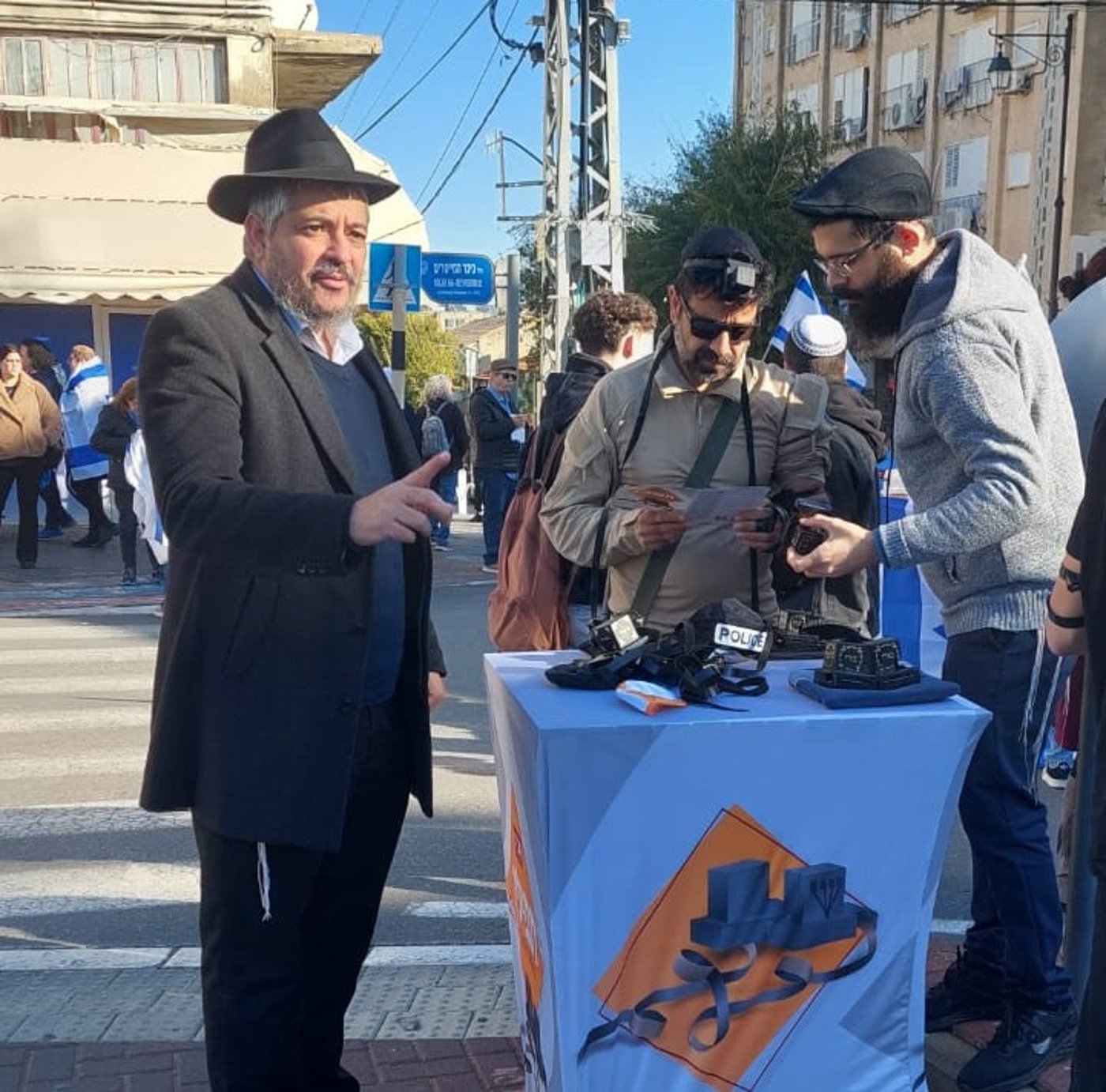 מבצע הנחת תפילין של חב"ד. אילוסטרציה