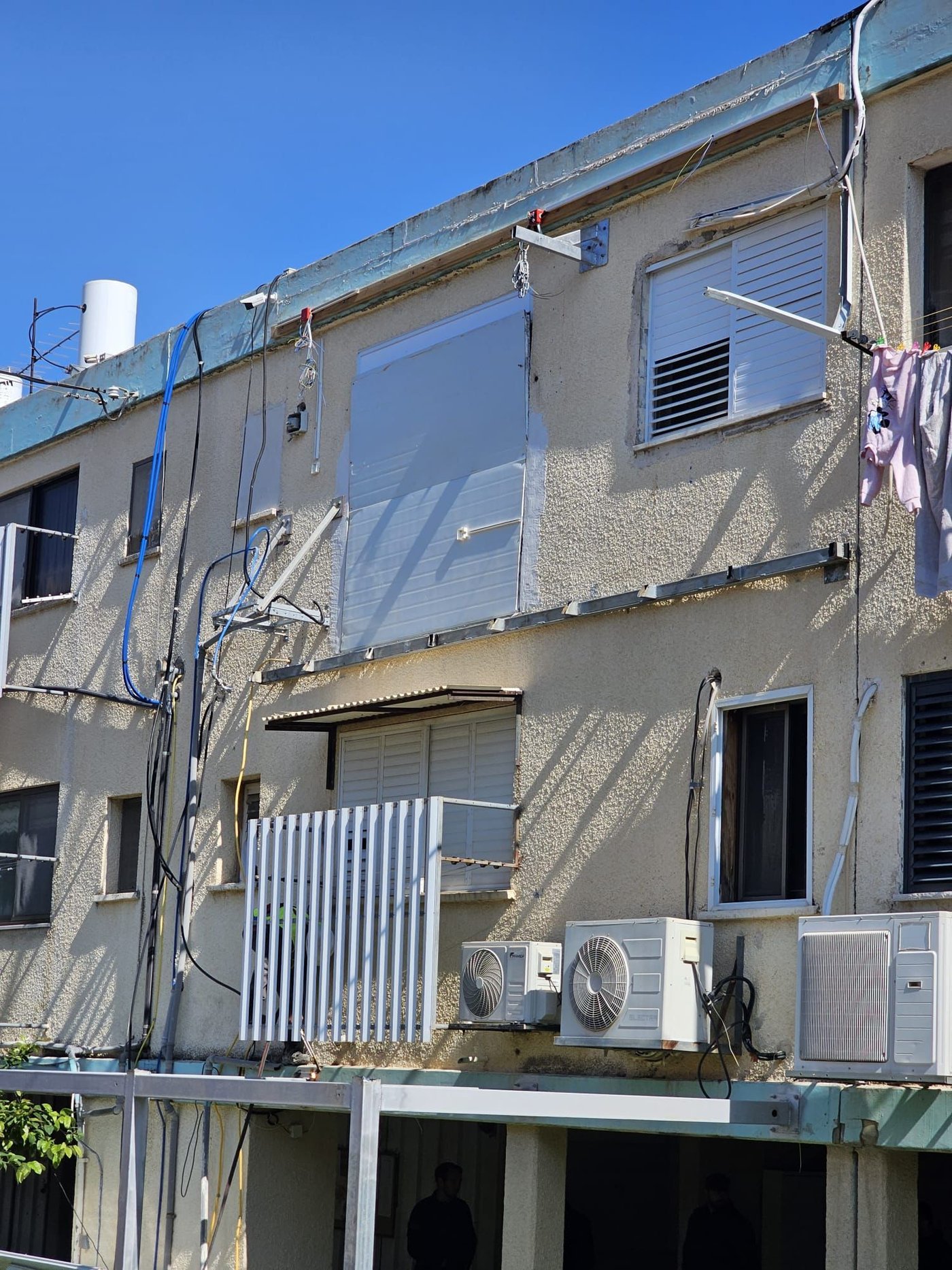 שגעון: בנו תוספת בנייה של 22 מ"ר - על גבי עמודי מתכת