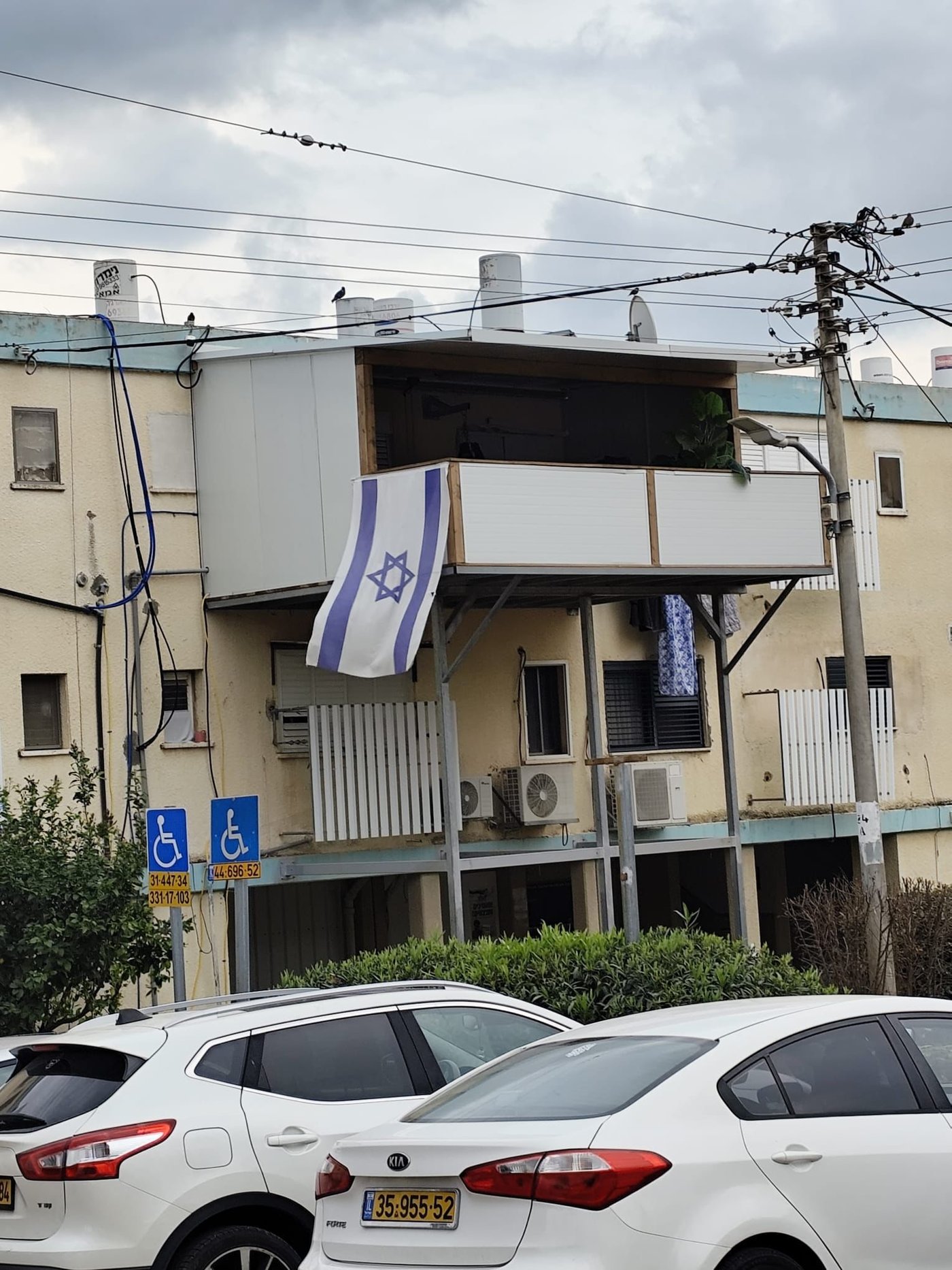 שגעון: בנו תוספת בנייה של 22 מ"ר - על גבי עמודי מתכת