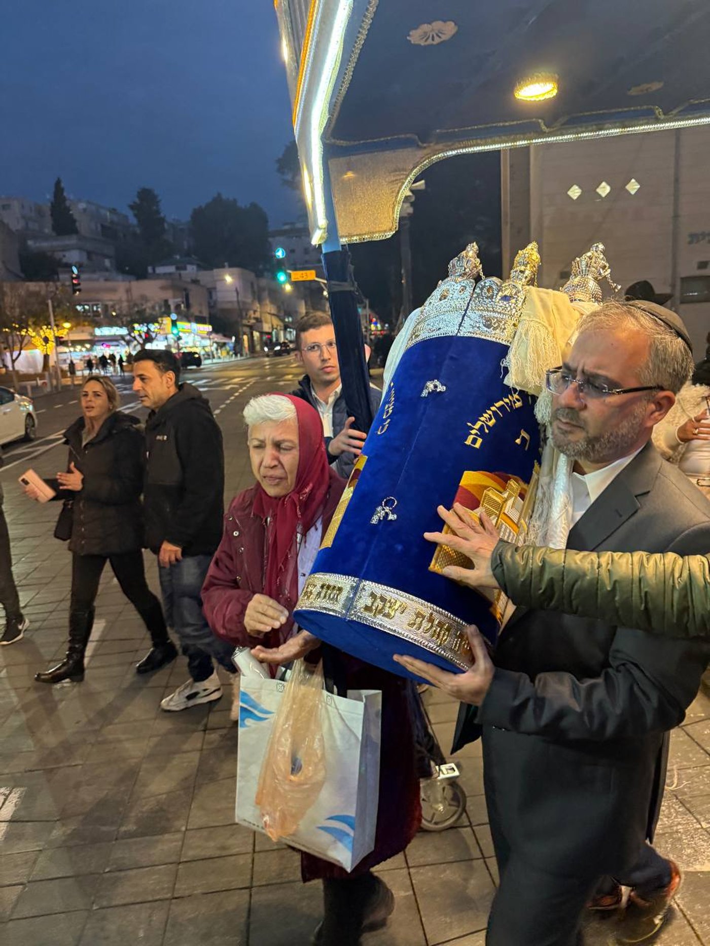 הכנסת ס"ת לקהילה של הרב ויזל ברמת גן