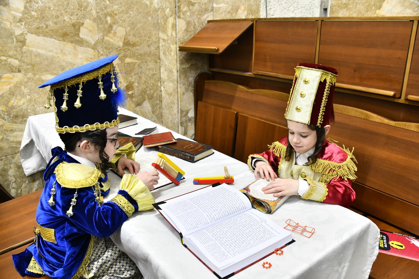 קריאת המגילה בחצה"ק קומרנא