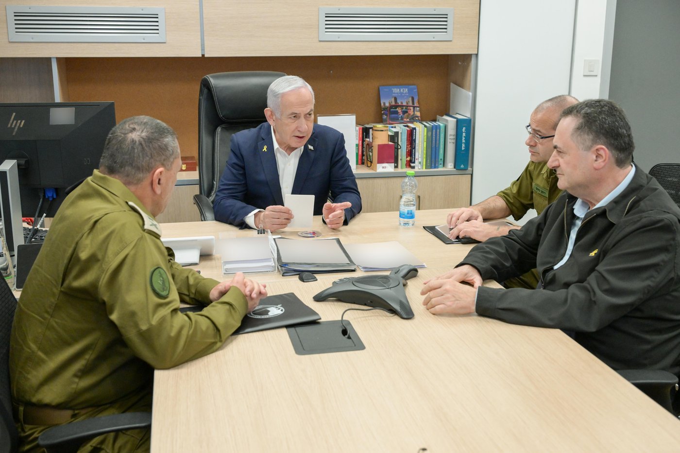 בלי רונן בר: התמונות שפרסמה לשכת נתניהו - והתגובה