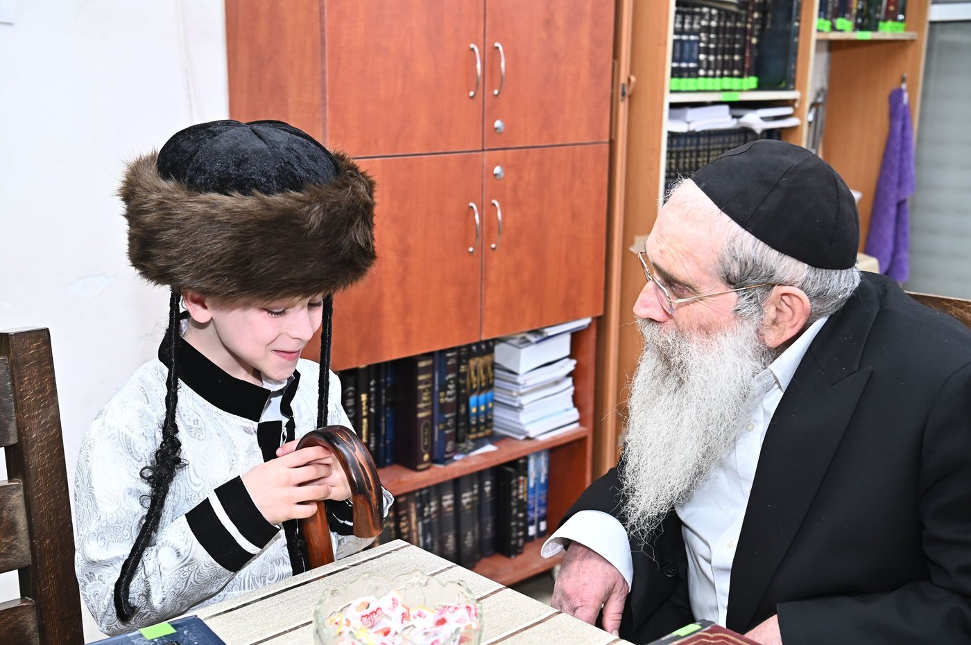 ילדי תלמוד תורה איילת השחר בבתי גדולי ישראל ביום הפורים