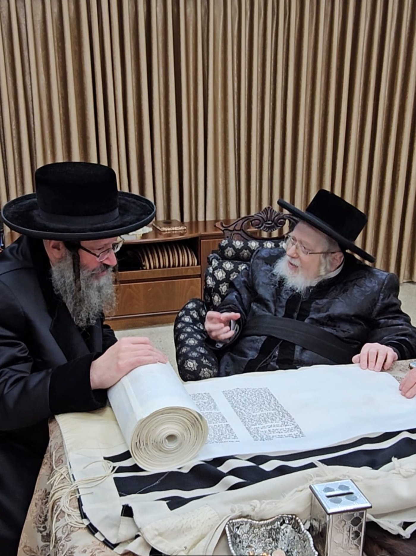 האדמו"ר מקרעטשניף בכתיבת אות בספר התורה