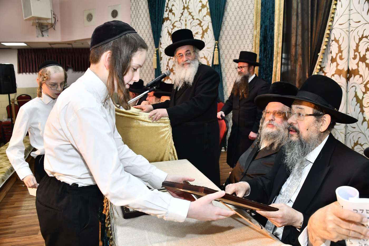 חלוקת פרסים בת"ת הבעש"ט בפ"ת