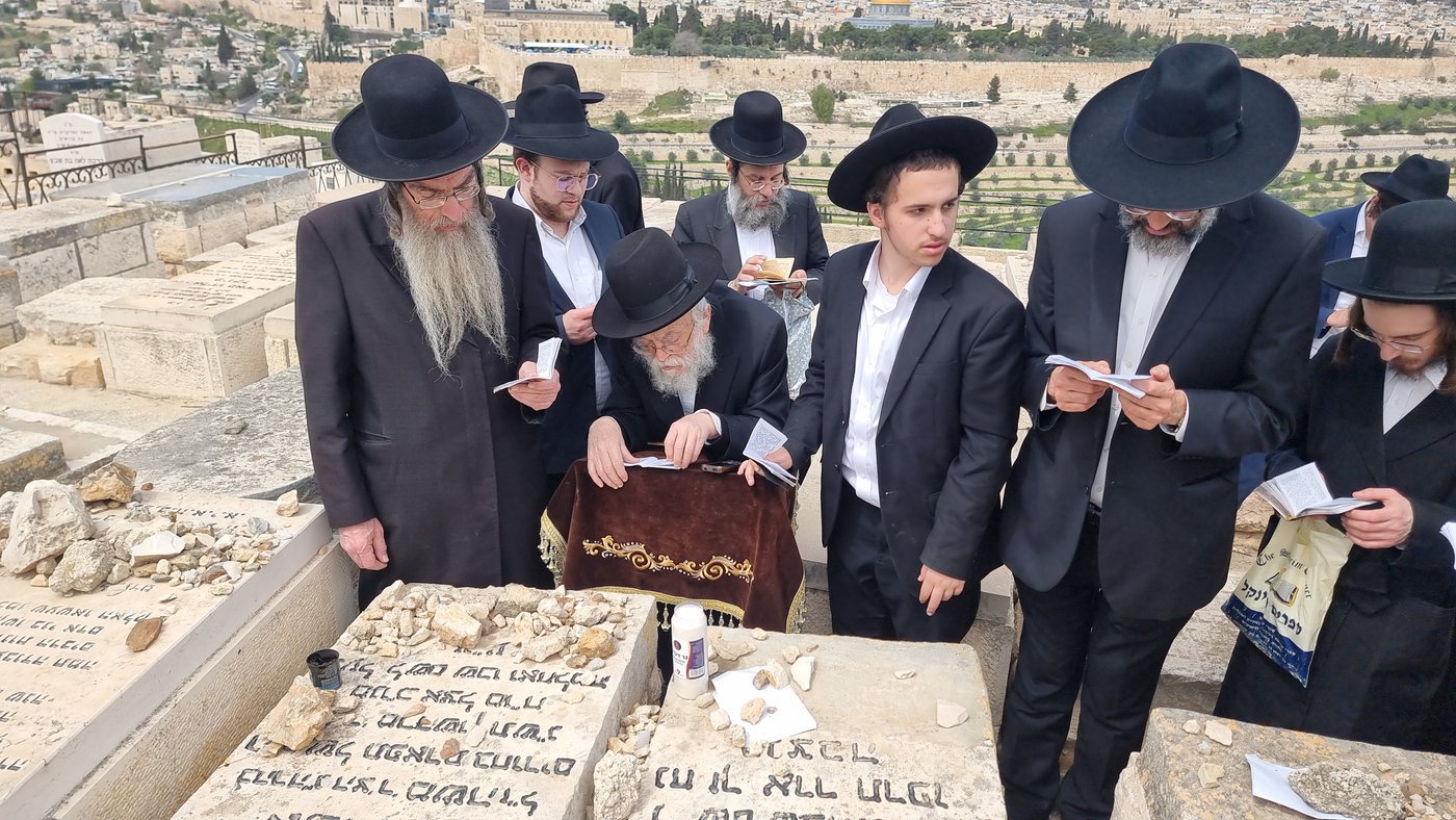 הגרב"ד אלישיב בתפילה בציון זקינו בעל ה'לשם'