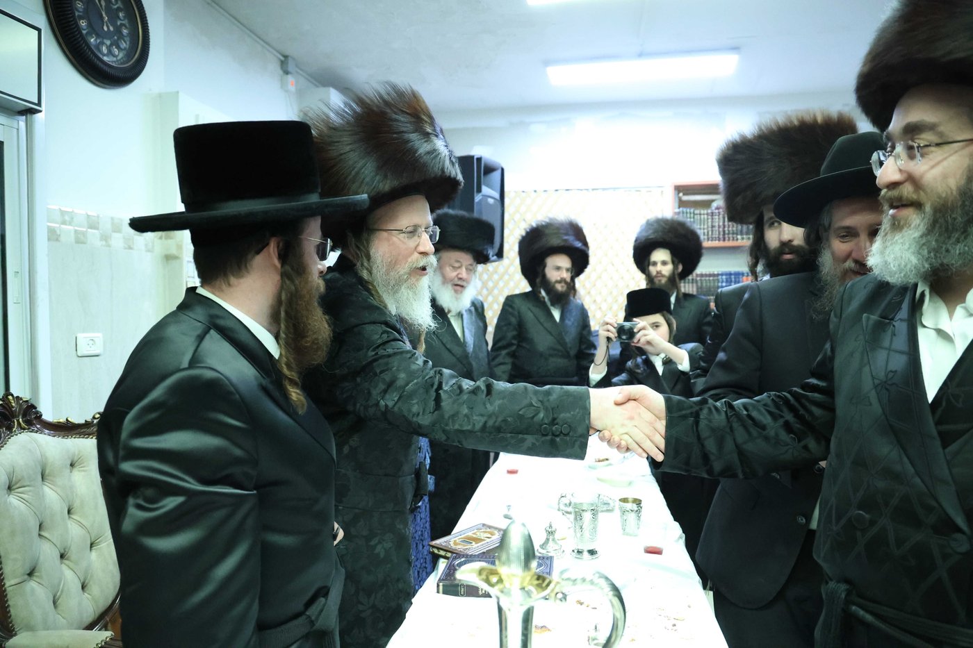 שמחת הלחיים לרגל קשרי השידוכין בחצרות ווערדאן - מישקולץ - עטרת צבי