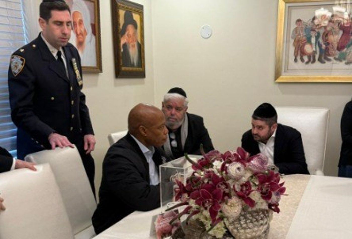 ראש עיריית ניו יורק אריק אדמס בביתו של האב השכול