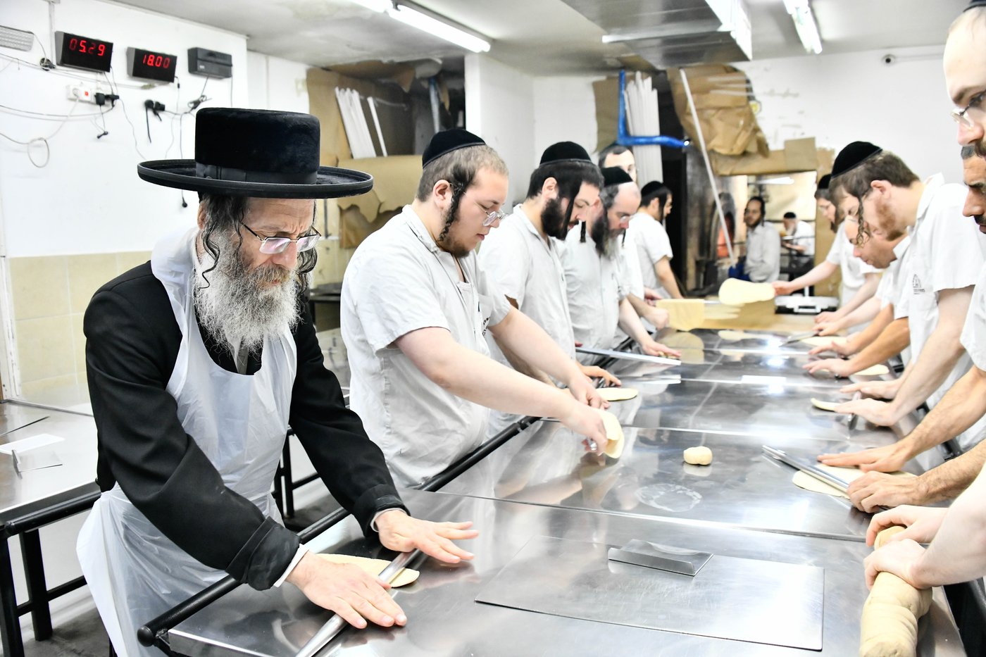 הגה"צ רבי אלימלך בידרמן באפיית מצות