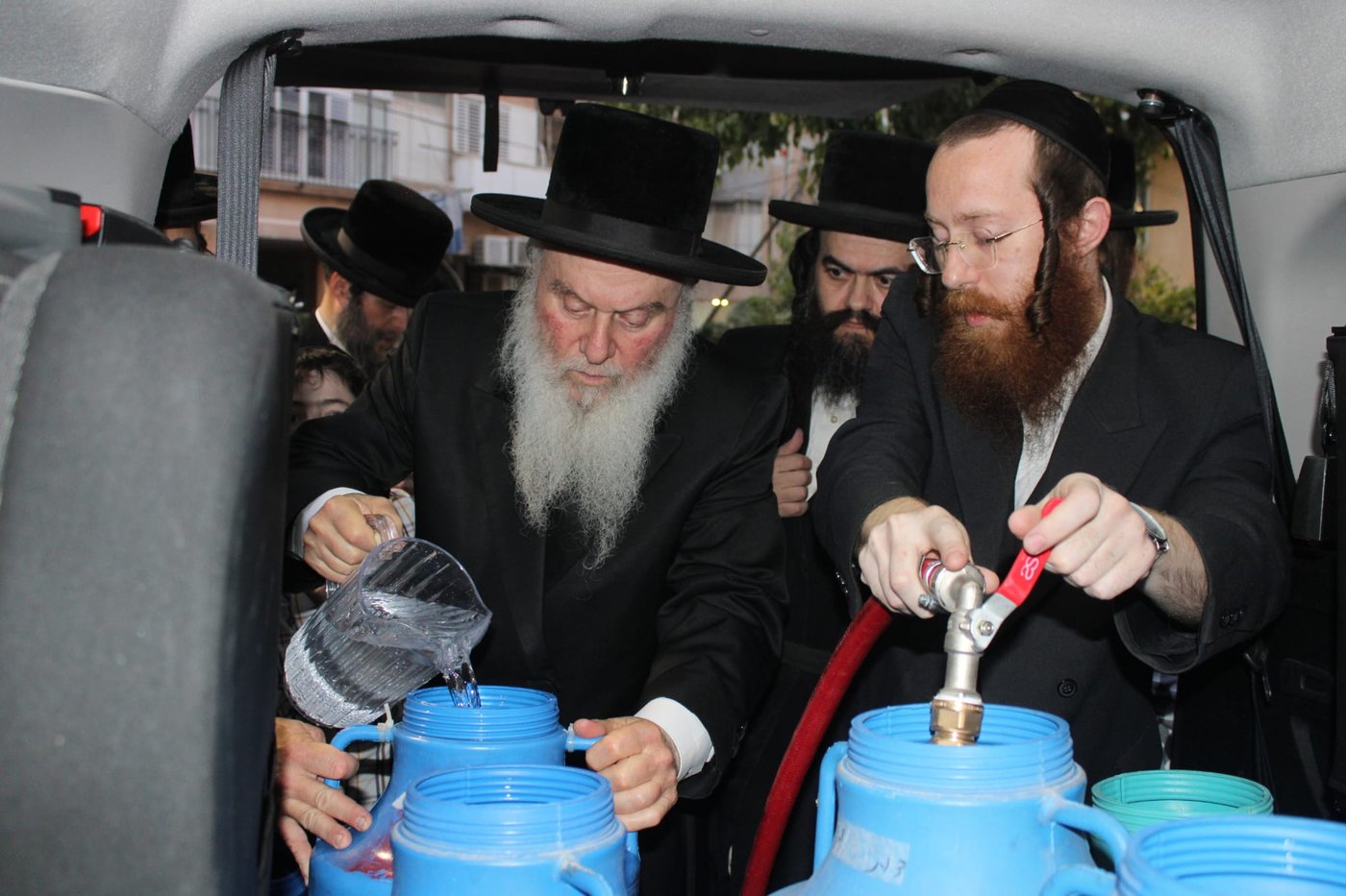 האדמו"ר מוואסלוי בשאיבת מים שלנו
