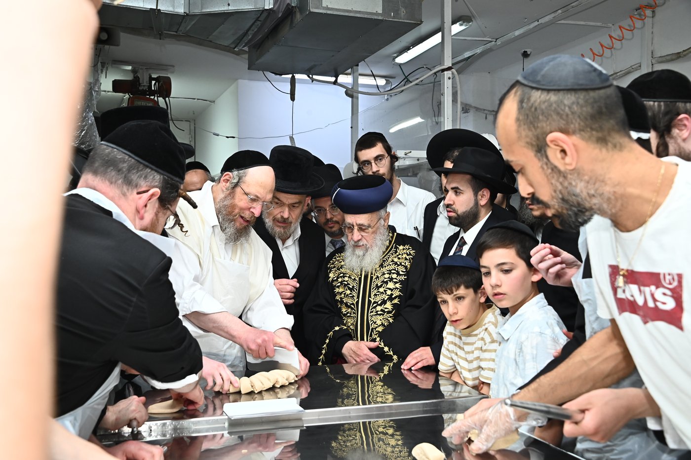 הראשל"צ הגאון רבי יצחק יוסף באפיית מצות