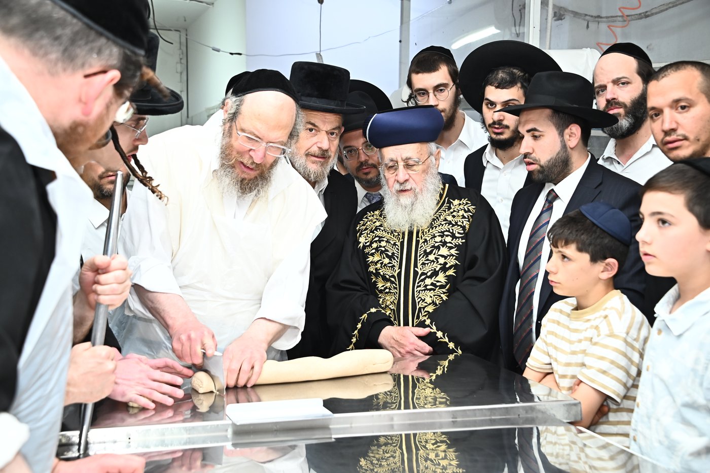 הראשל"צ הגאון רבי יצחק יוסף באפיית מצות