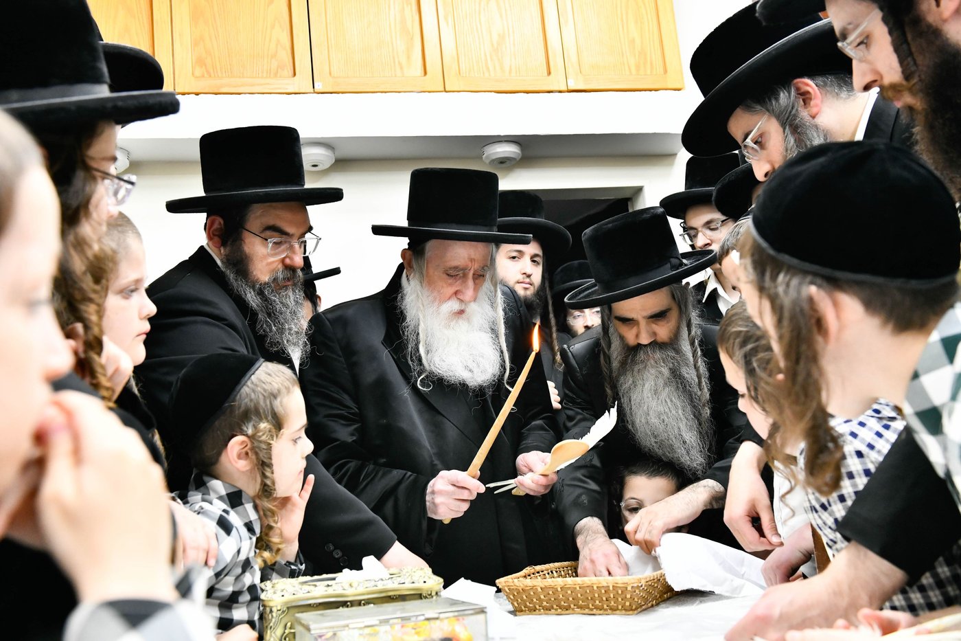 האדמו"ר ממחנובקא בעלזא בבדיקת חמץ