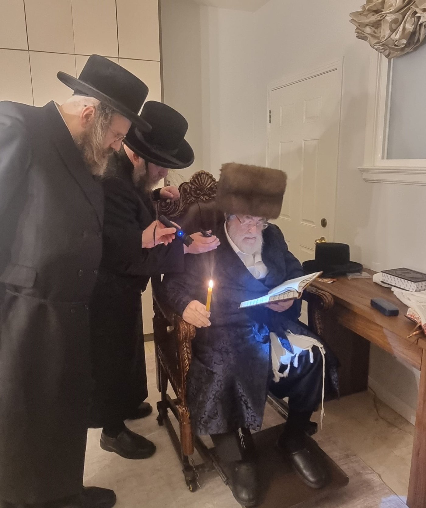 האדמו"ר מויז'ניץ בבדיקת חמץ בלוס אנג'לס