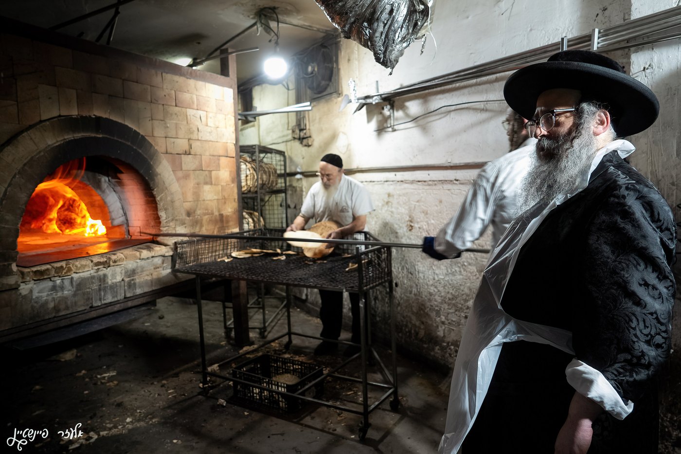 הגה"צ ראש ישיבת סאטמר באפיית מצות
