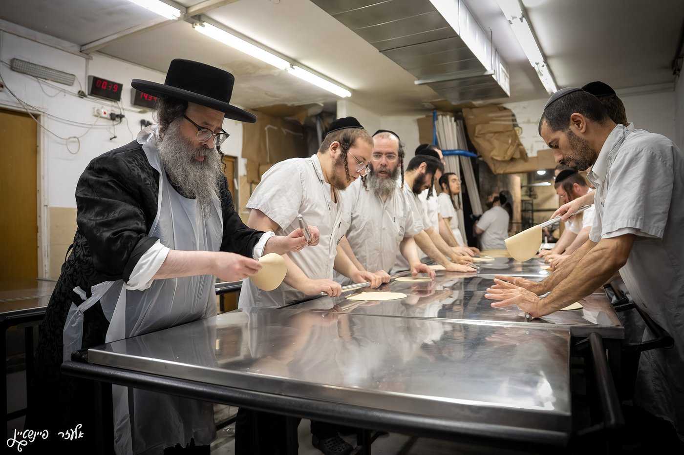 הגה"צ ראש ישיבת סאטמר באפיית מצות