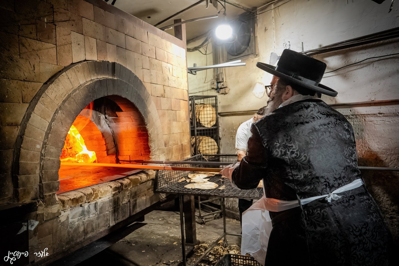 הגה"צ ראש ישיבת סאטמר באפיית מצות