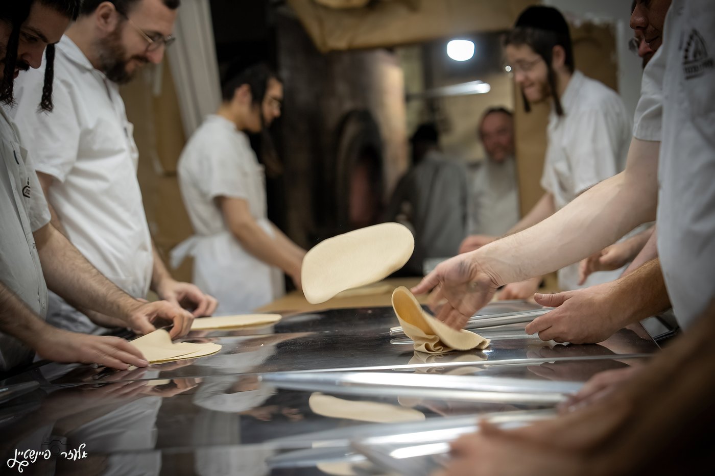 הגה"צ ראש ישיבת סאטמר באפיית מצות