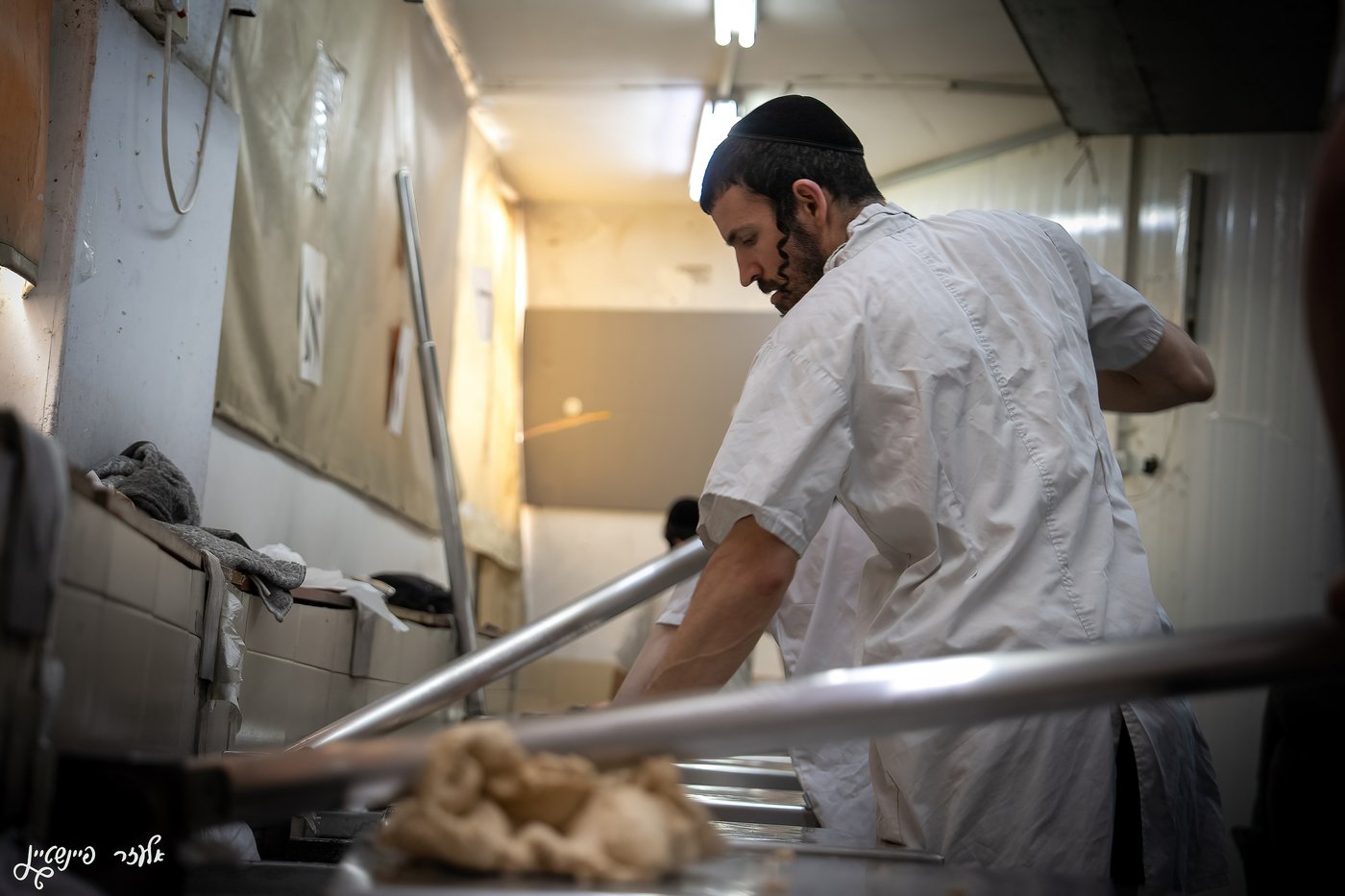 הגה"צ ראש ישיבת סאטמר באפיית מצות