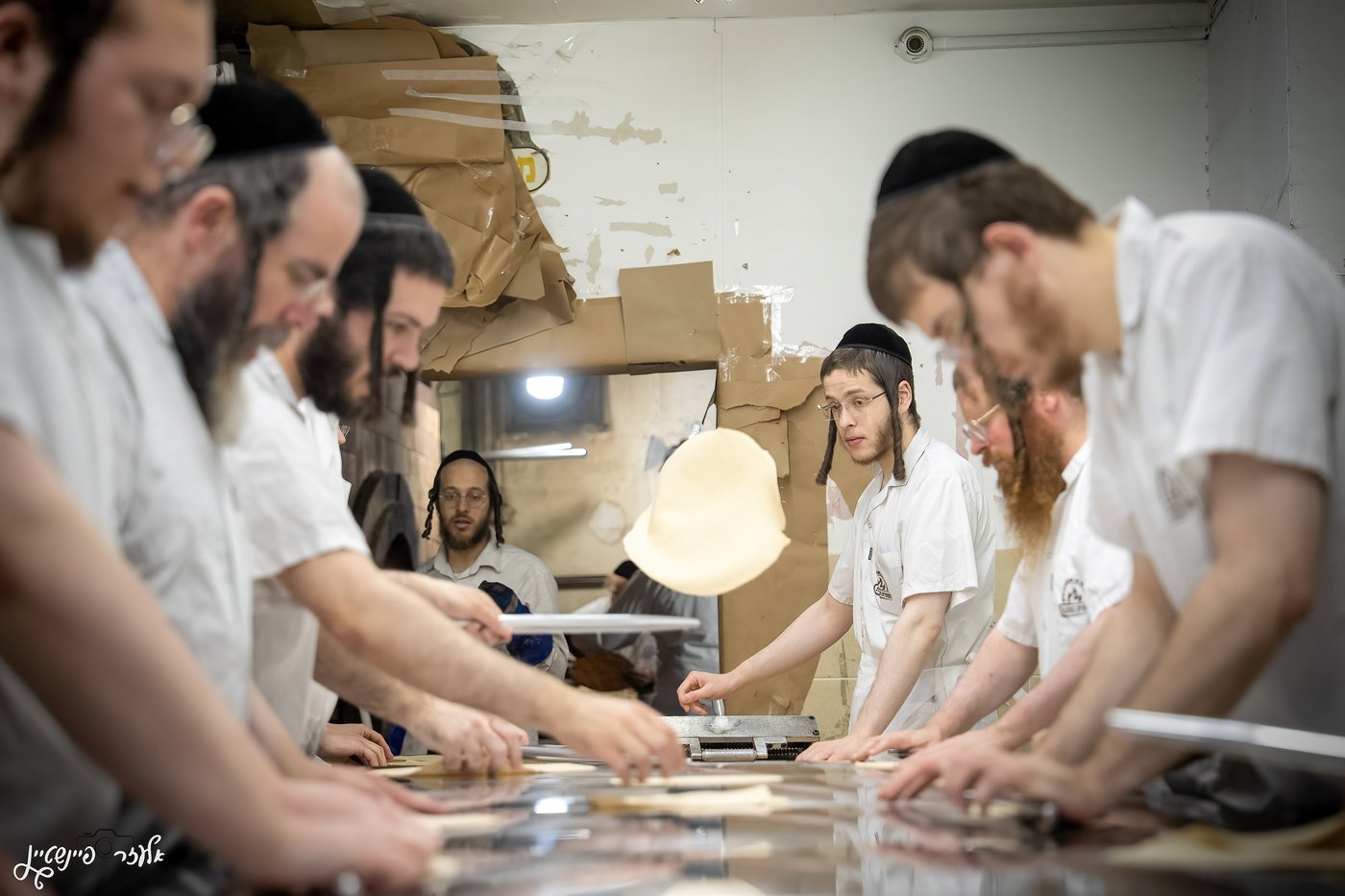 הגה"צ ראש ישיבת סאטמר באפיית מצות