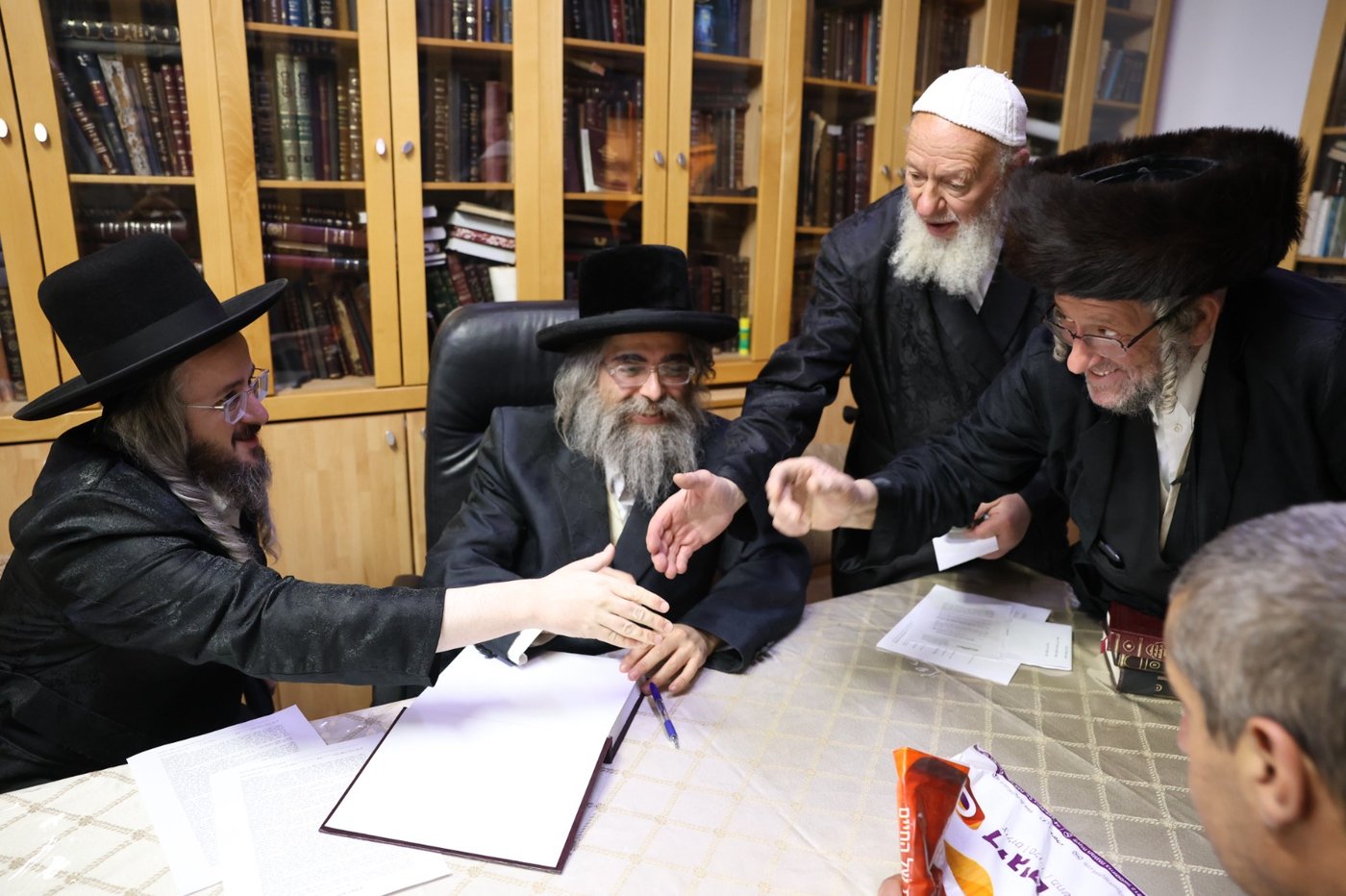 הגה"צ רבי אלעזר שטרן אב"ד מירון במכירת חמץ