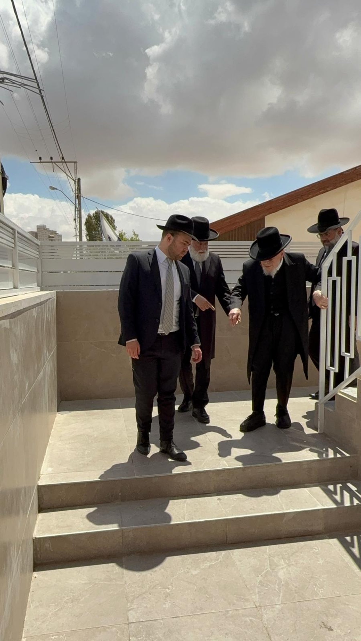 הגאון רבי יצחק אזרחי בביקור חג אצל הגאון רבי אברהם מיכאל מאמאן 