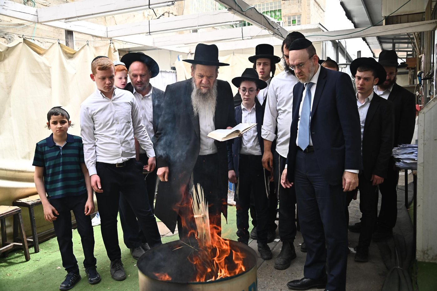הגאון רבי מרדכי שמואל אדלשטיין בשריפת חמץ
