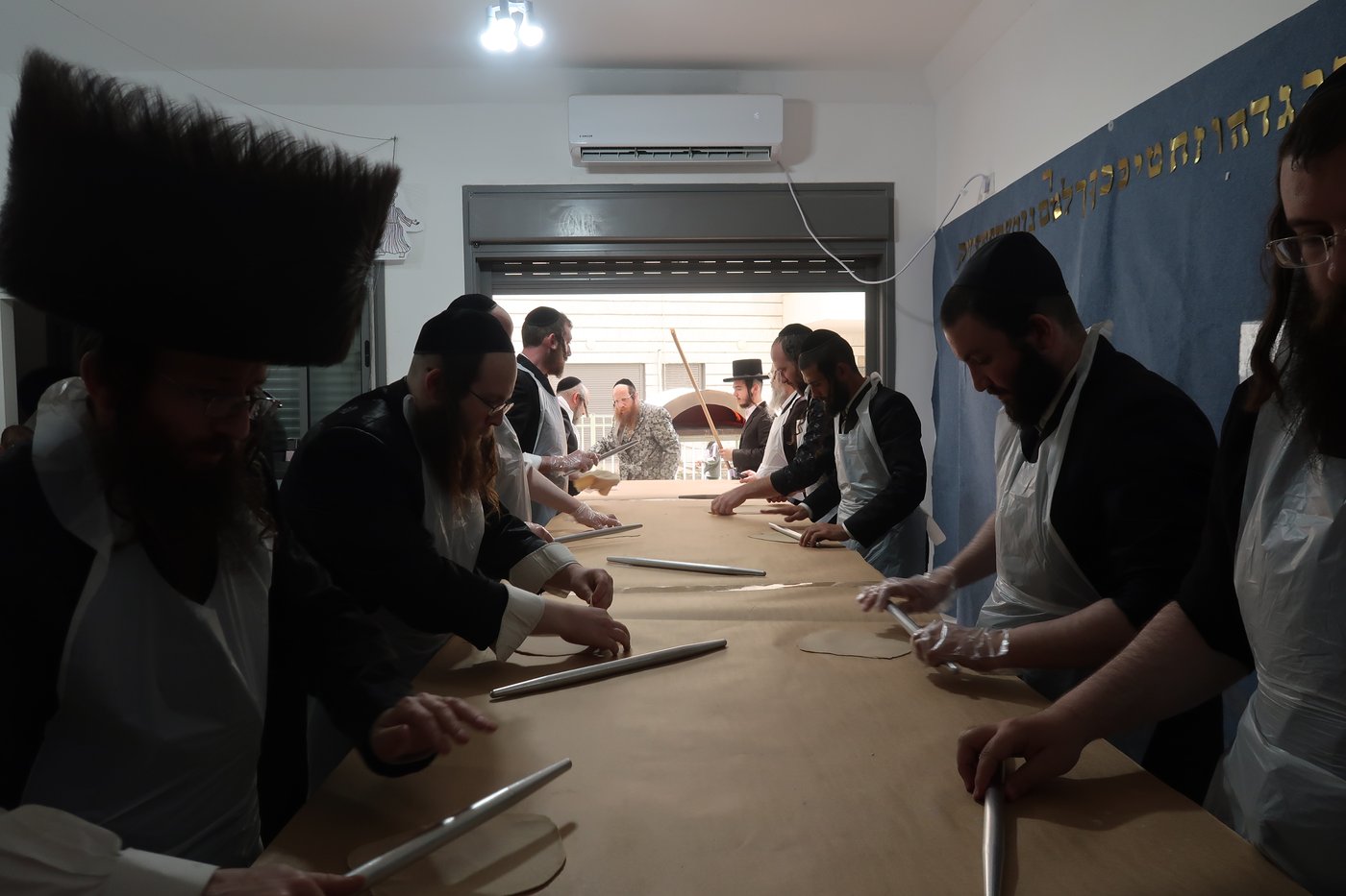 האדמו"ר ממיאלען באפיית מצות