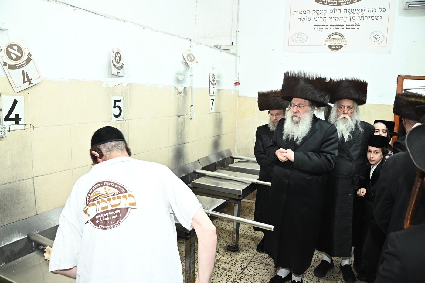 האדמו"ר מנדבורנה באפיית מצות מצווה