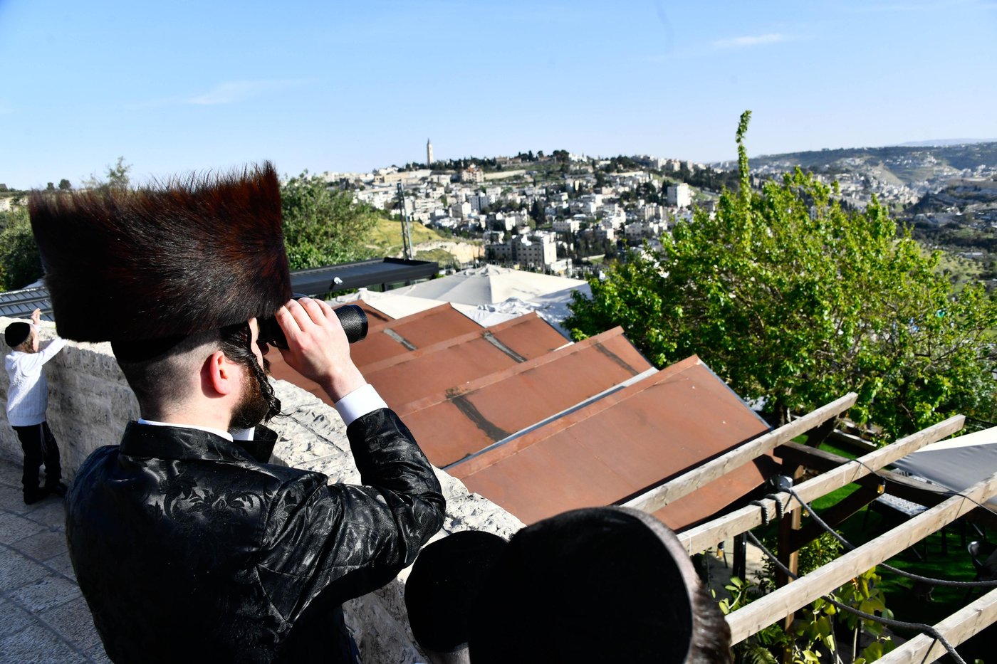 יהודים מתפללים ב'הר הצופים' מול מקום המקדש - חוה"מ פסח