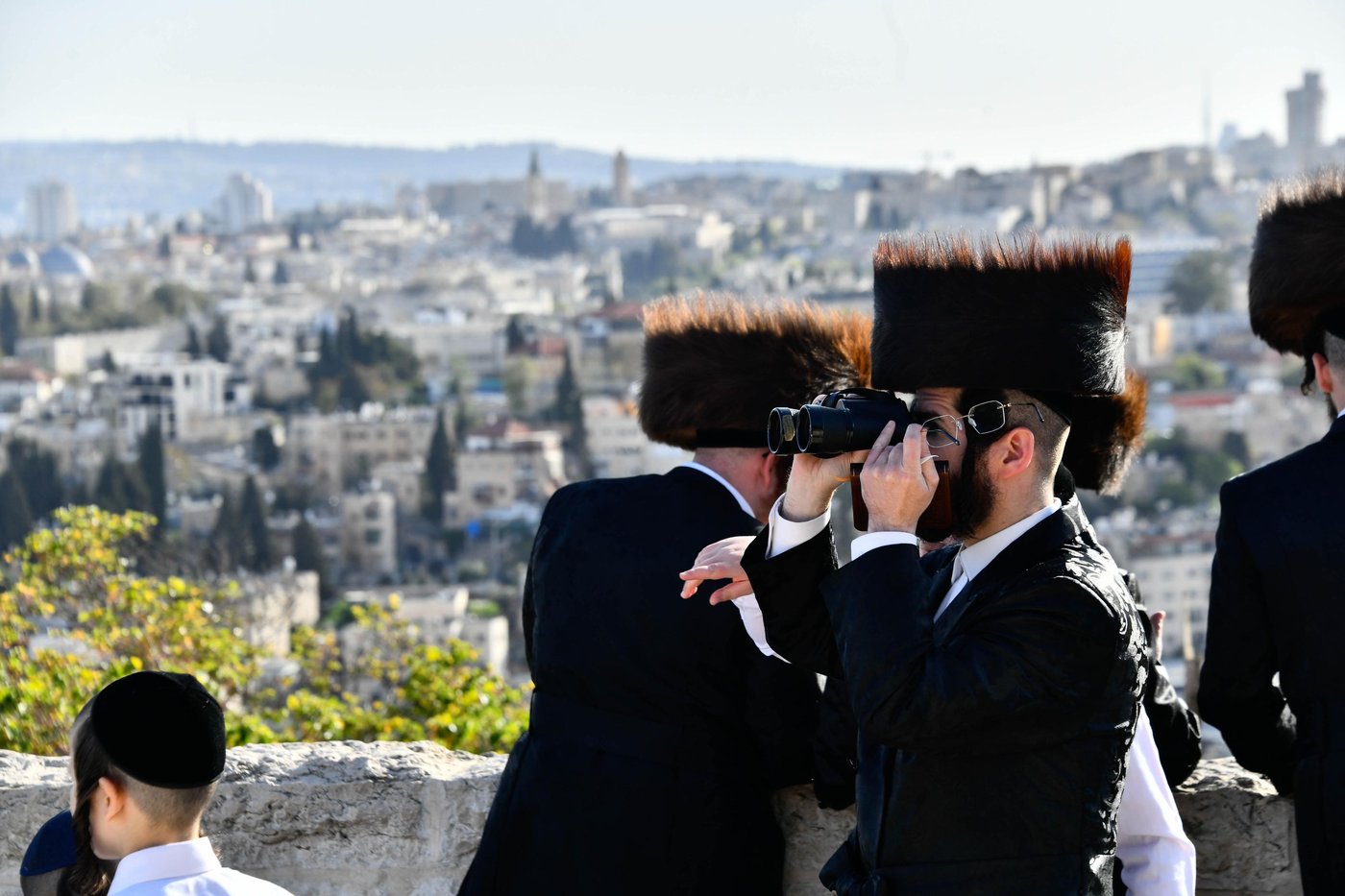 יהודים מתפללים ב'הר הצופים' מול מקום המקדש - חוה"מ פסח