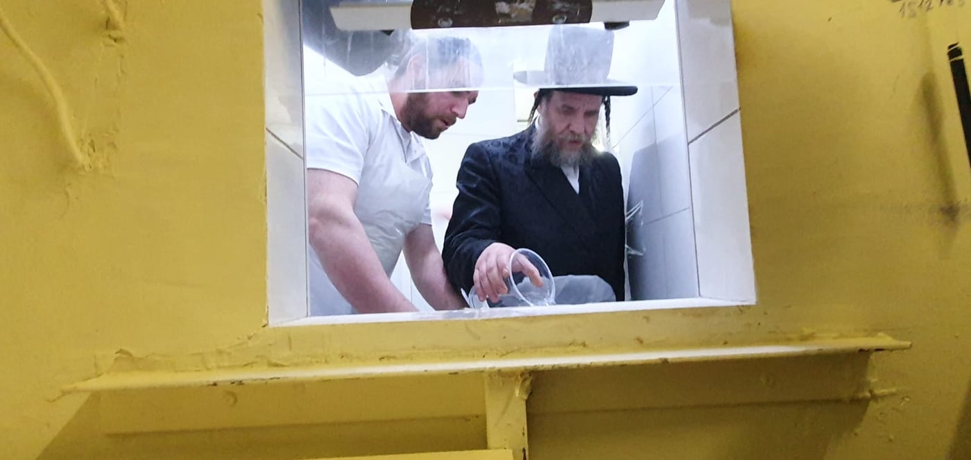הרה"צ רבי יעקב מרדכי הגר באפיית מצות לאביו האדמו"ר מויז'ניץ