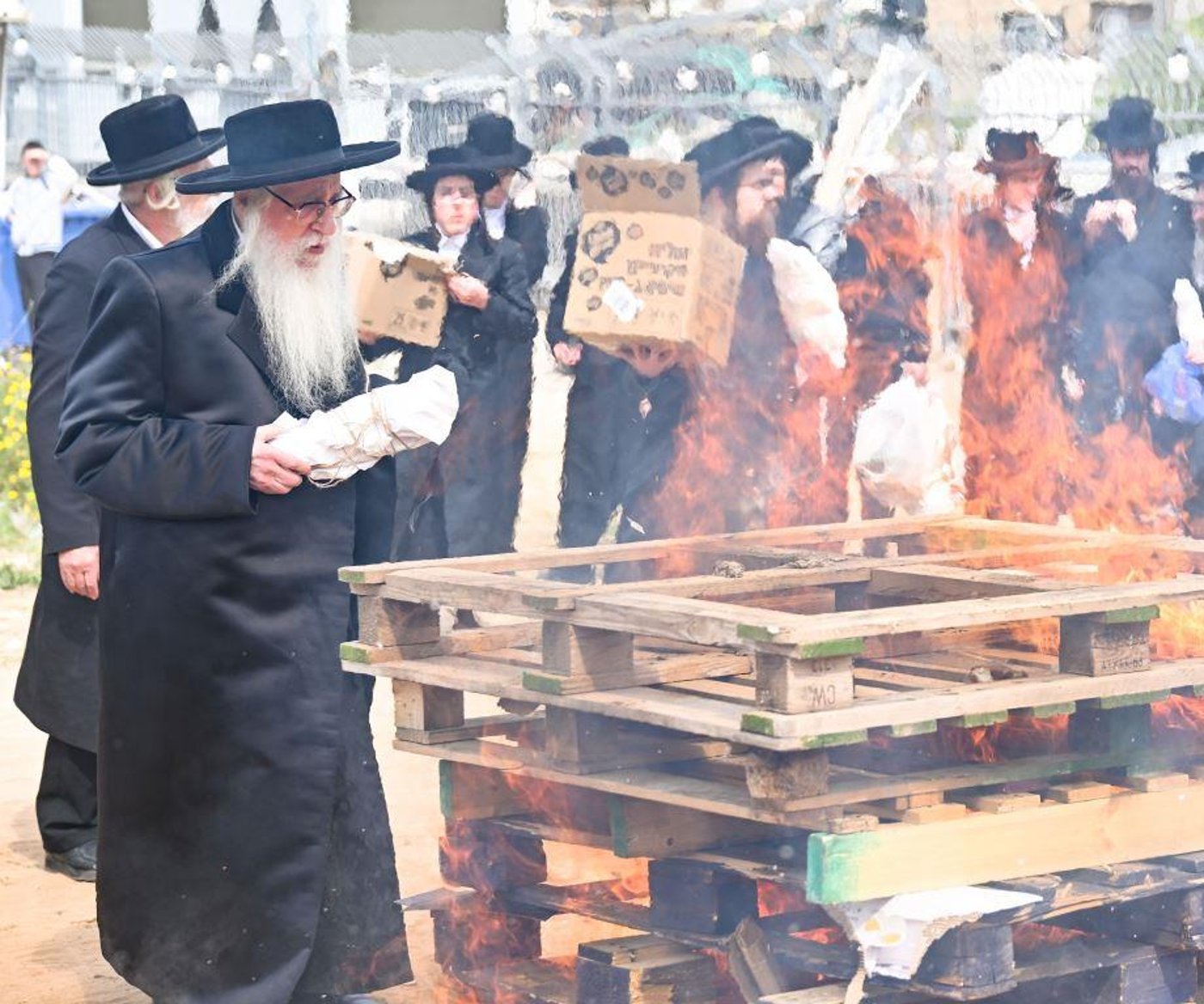 האדמו"ר מצאנז בשריפת חמץ