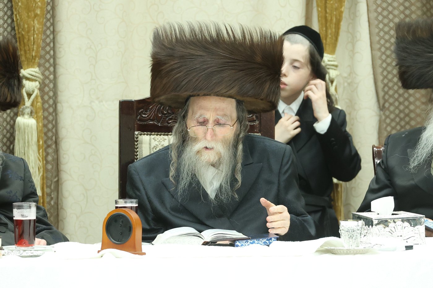 האדמו"ר מערלוי בטיש חוה"מ פסח