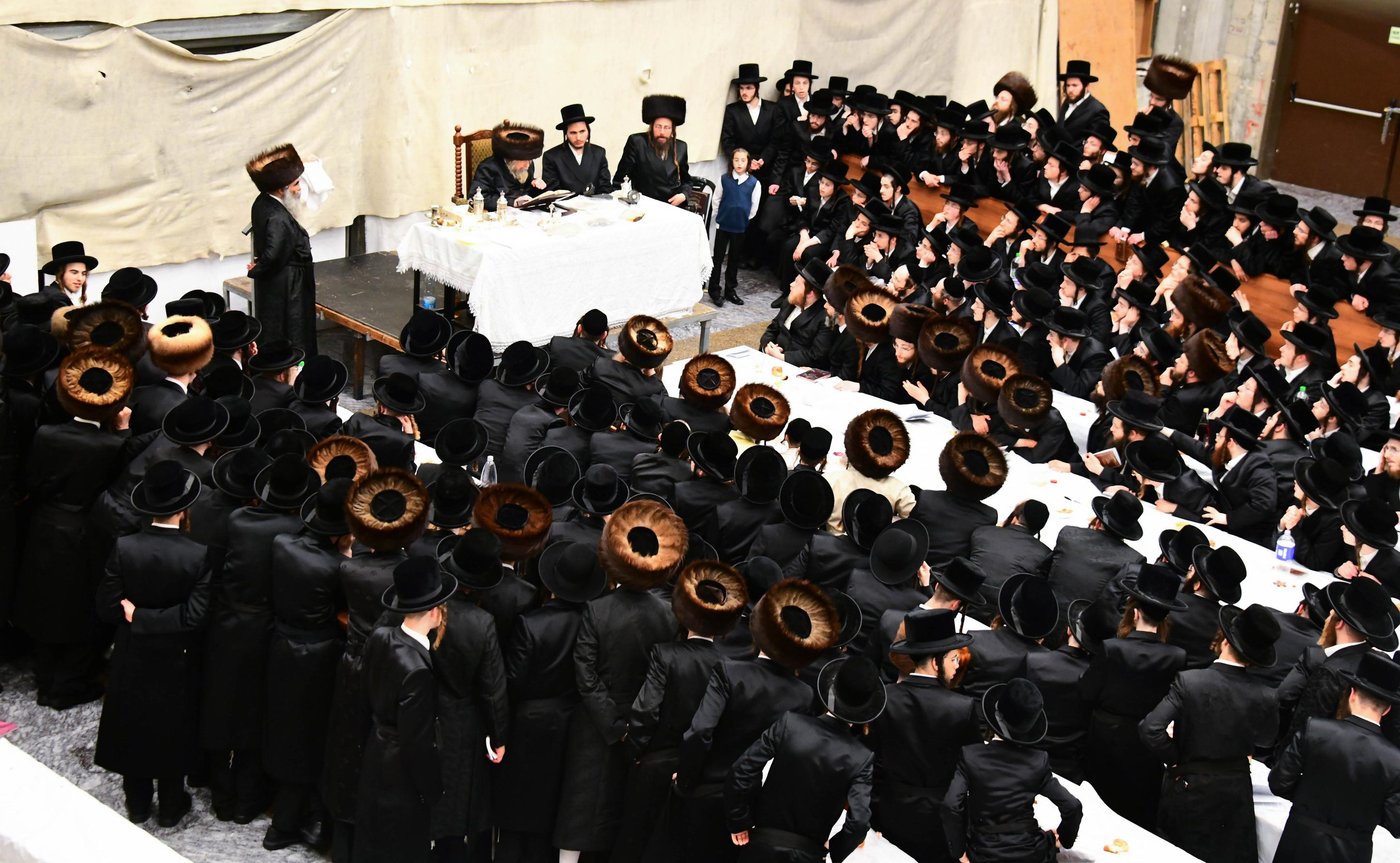 האדמו"ר מרחמסטריווקא שליט"א בשב"ק באלעד עם בחורי החסידות