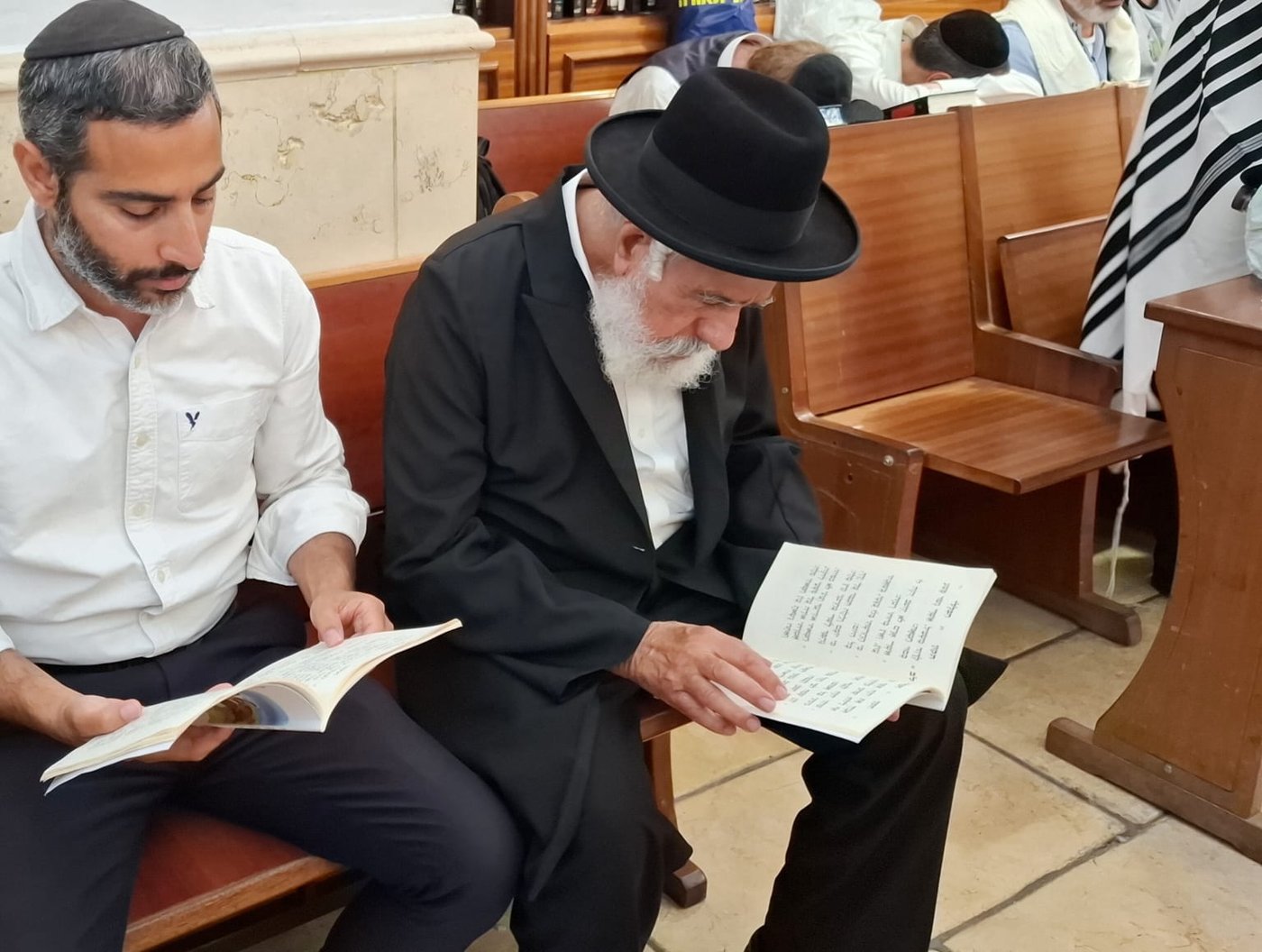הגר"ש מחפוד בתפילה באתרא קדישא מירון