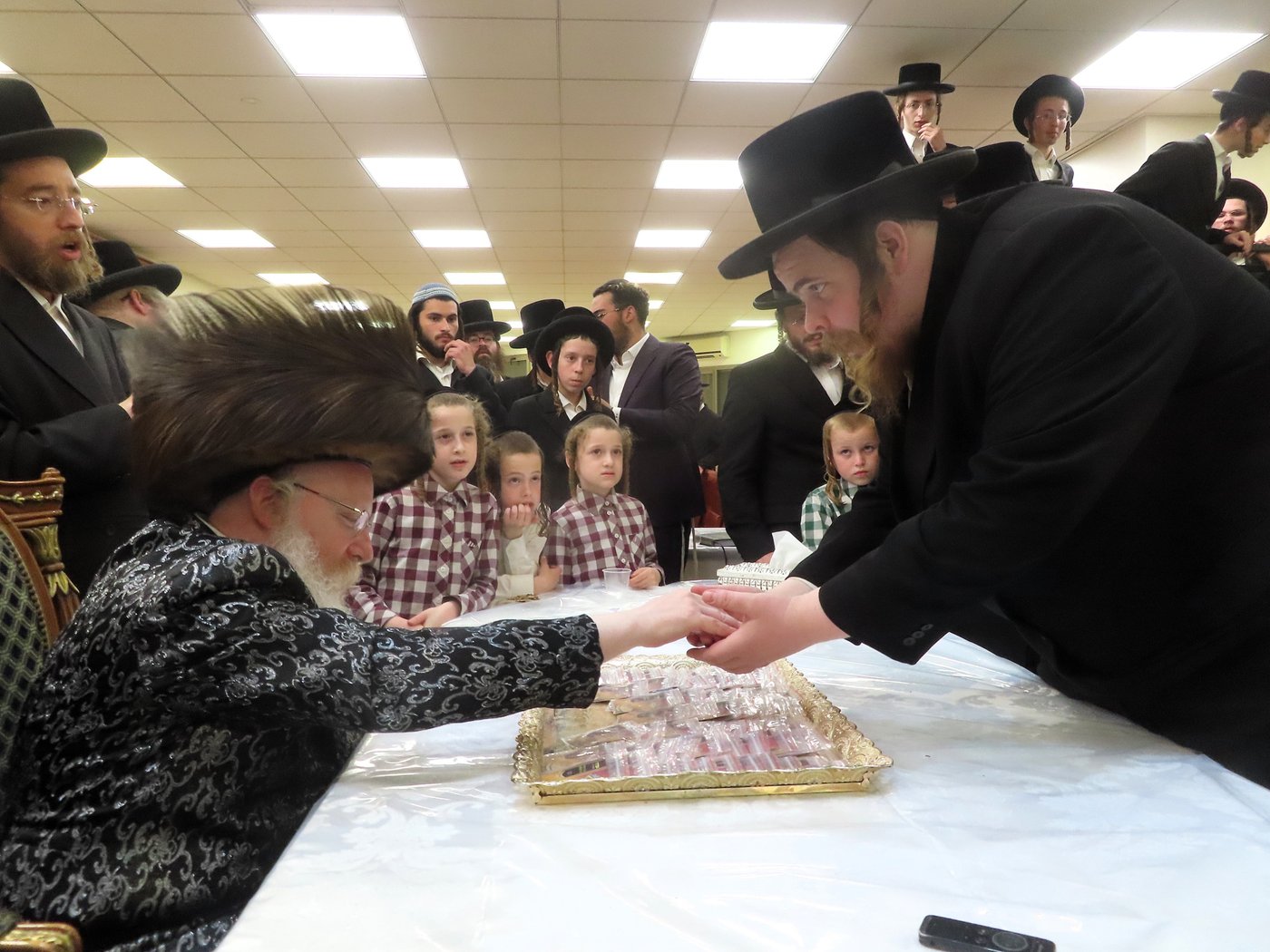 האדמו"ר מקרעטשניף קריית גת בחלוקת מצות אפיקומן