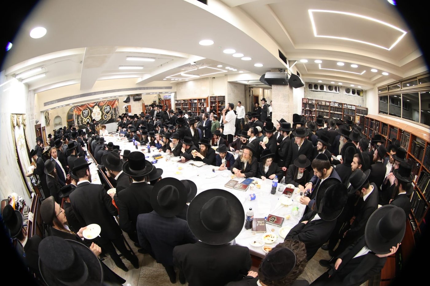 הגה"צ רבי יצחק מאיר מורגנשטרן בטיש לרגל פסח שני