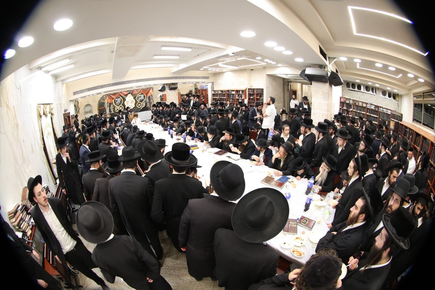 הגה"צ רבי יצחק מאיר מורגנשטרן בטיש לרגל פסח שני