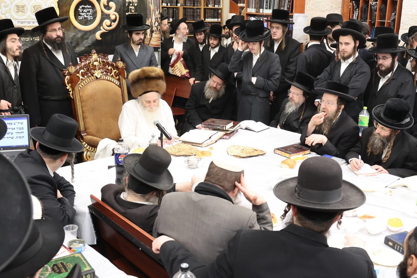 הגה"צ רבי יצחק מאיר מורגנשטרן בטיש לרגל פסח שני