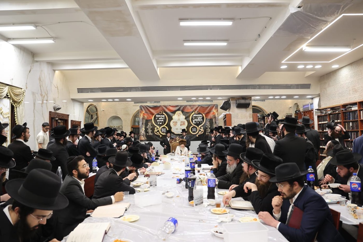 הגה"צ רבי יצחק מאיר מורגנשטרן בטיש לרגל פסח שני